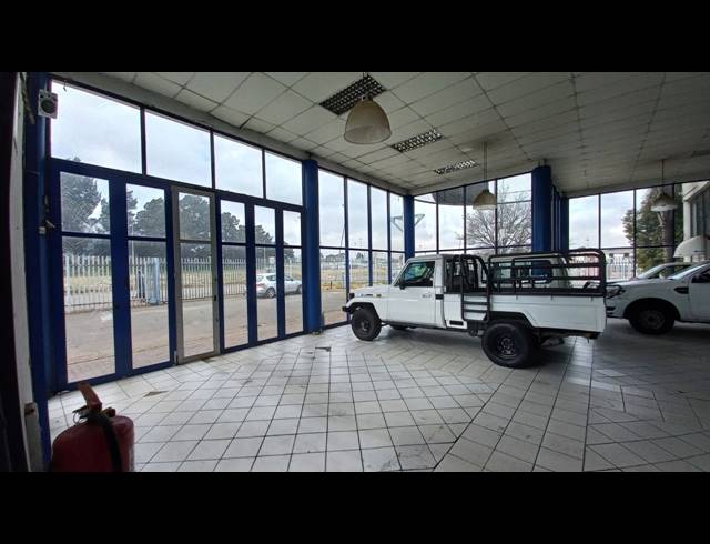 2,300M² SHOWROOM FOR SALE IN ANDERBOLT